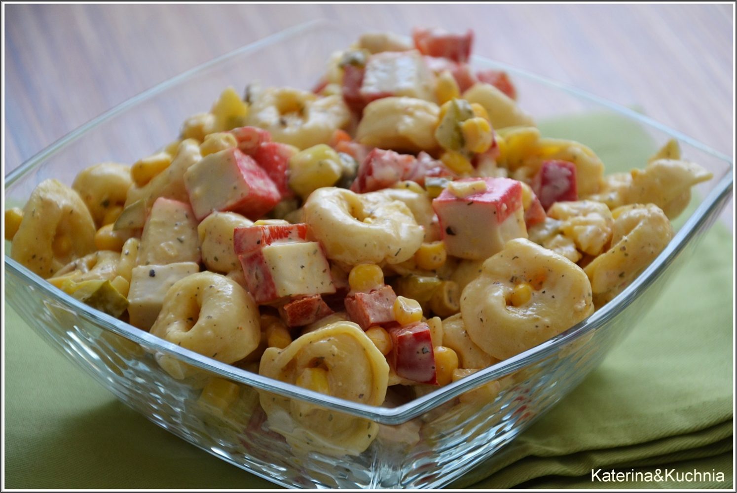 SAŁATKA Z TORTELINI I SURIMI