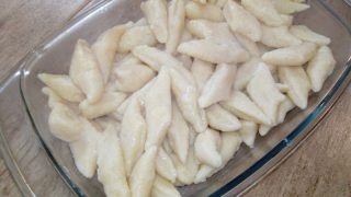 Kopytka pszenno - kukurydziane z serem feta
