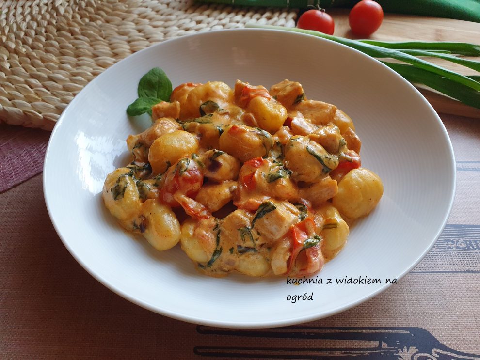 Gnocchi z kurczakiem w kremowym sosie z pomidorków i szpinaku
