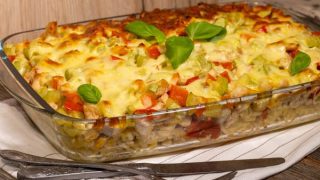 Zapiekanka makaronowa z kurczakiem i warzywami