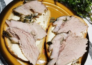 Szynka wieprzowa pieczona w naczyniu żaroodpornym