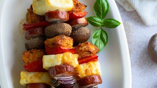 Szaszłyki z indykiem, kiełbasą i halloumi