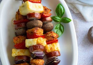 Szaszłyki z indykiem, kiełbasą i halloumi