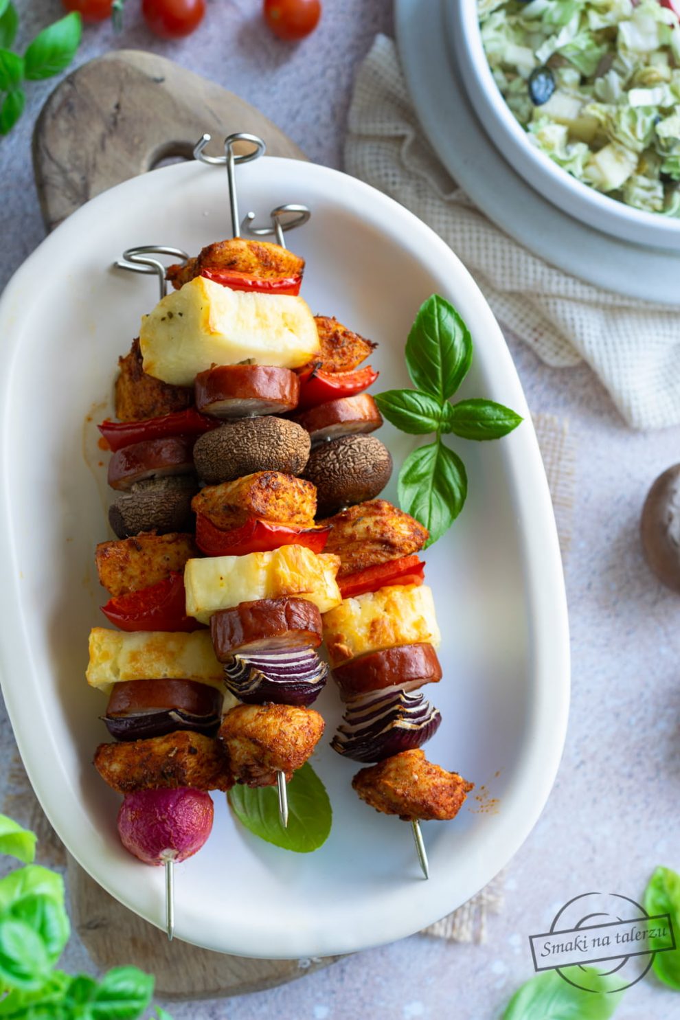 Szaszłyki z indykiem, kiełbasą i halloumi