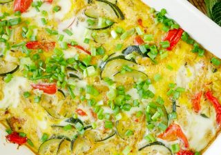 Frittata z cukinią, papryką i cebulą – kolorowe danie pełne smaku