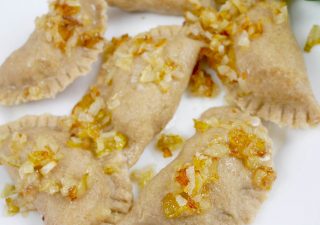 Dietetyczne pierogi z kurczakiem, kapustą i grzybami – lekka wersja klasyki!